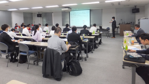 熱心に講義を聴講する受講者