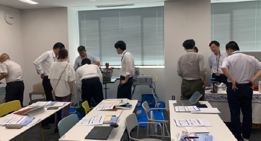 休憩時間中も熱心に質疑される参加者